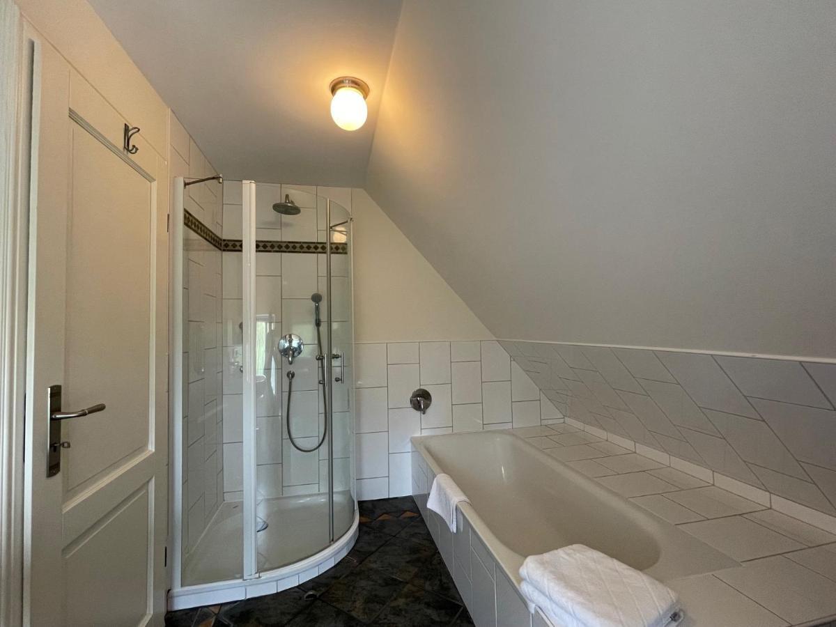Gaestehaus Zum Krug Husum  Bagian luar foto